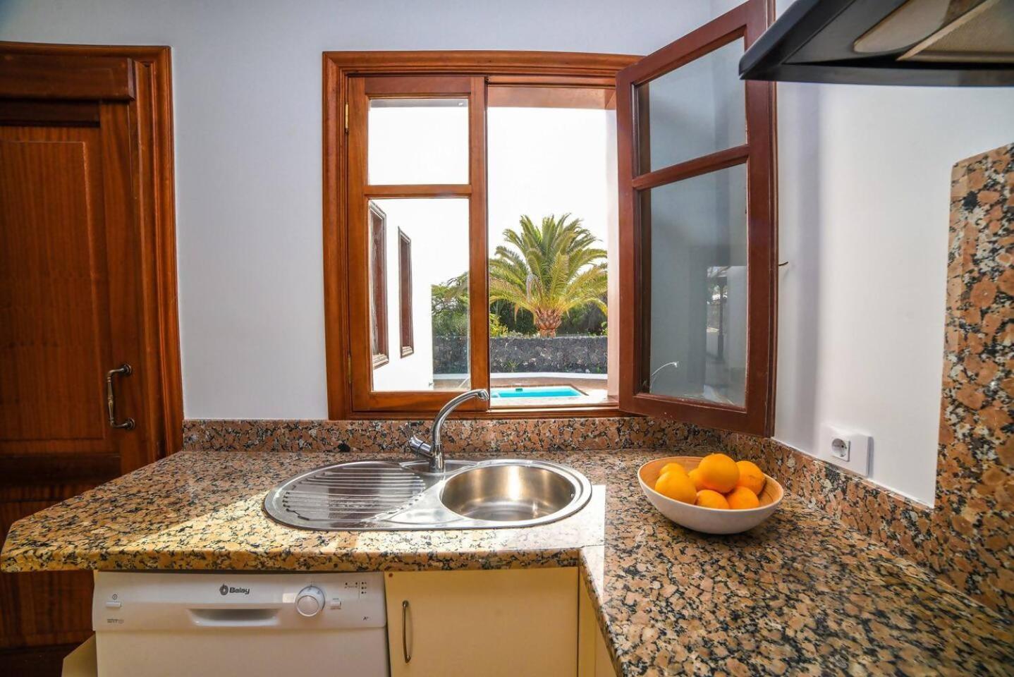 Agradable Y Familiar Con Piscina Casa Inima Vila Playa Blanca  Exterior foto